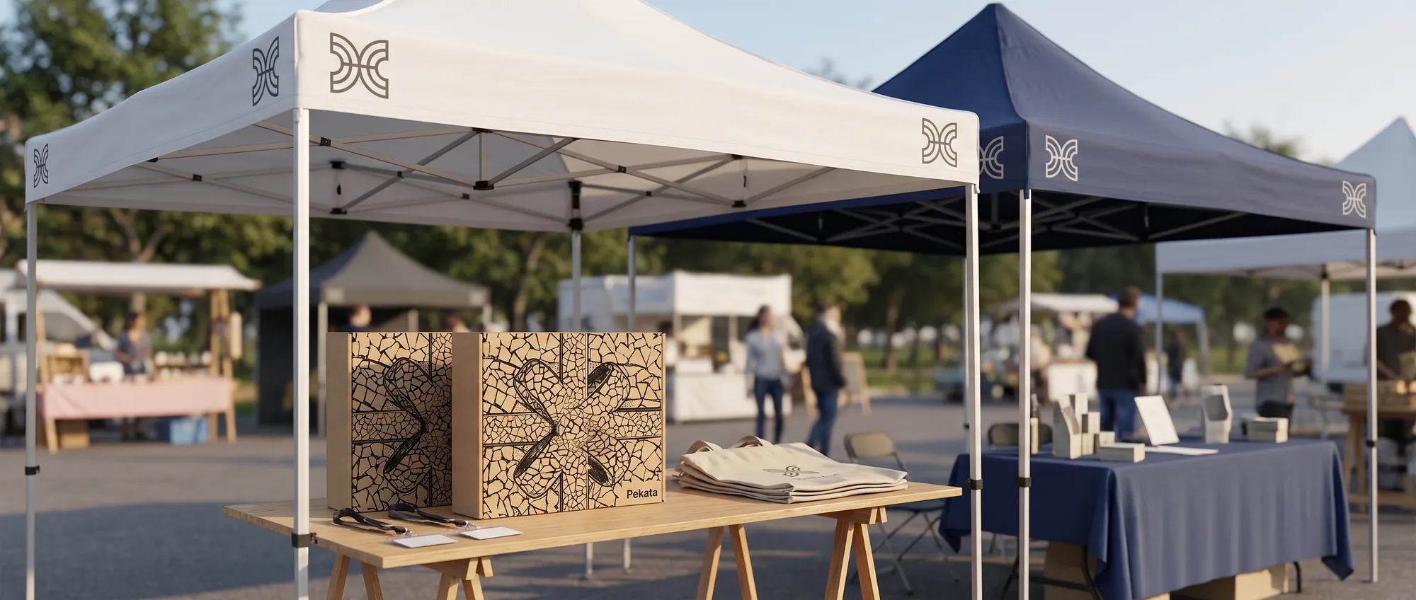 Faltpavillon mit 3 × 3 Metern, dessen Dach und Volant auf einer Outdoor-Messe mit dem Logo eines Unternehmens bedruckt sind